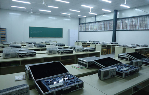 探秘解放軍總參謀部信息化部直屬工廠職業技術學校實訓風采